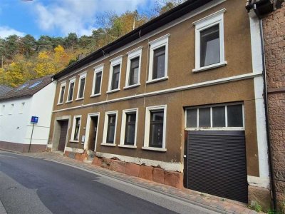 Grosses Wohnhaus mit 2 Wohnungen, Doppelgarage