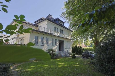 Freistehende Villa als Zweifamilienhaus mit 2 Garagen und separatem Gartengebäude in Ohligs.