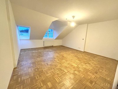 Saint-Julien-Str: DG - Altbau - saniert- ab 01.10.!