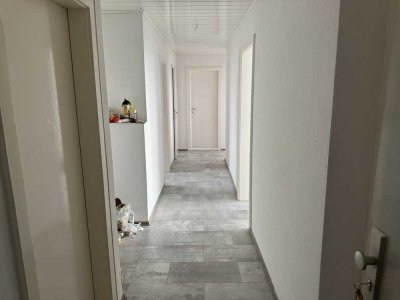 Renovierte 3 Zimmerwohnung im Dachgeschoss mit Einbauküche