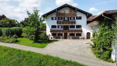 Großzügiges Anwesen mit einer geräumigen Gewerbehalle in idyllischer Lage!