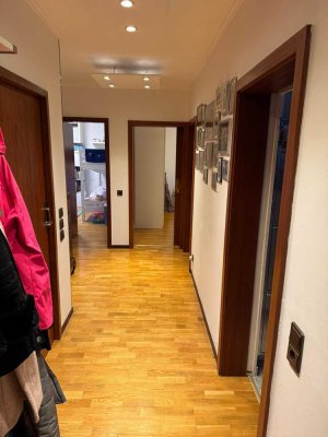 Schöne 5-Zimmer-Erdgeschosswohnung mit gehobener Innenausstattung mit Balkon und EBK in Siek