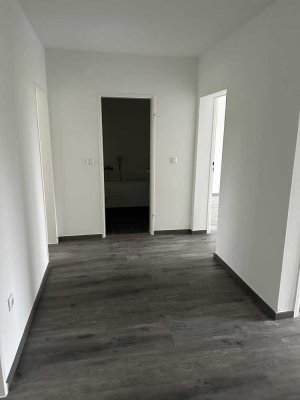Erstbezug nach Sanierung mit Balkon: Stilvolle 3-Zimmer-Wohnung mit geh. Innenausstattung