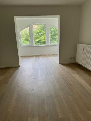 NEU SANIERT 3-Raum-Wohnung mit Wintergarten, ca. 77qm im EG