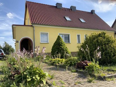 Doppelhaushälfte mit zwei Garagen in ruhiger Dorfgemeinschaft