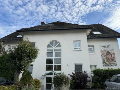 Attraktive Maisonettewohnung mit Balkon und zwei Stellplätzen in gepflegtem Mehrfamilienhaus in Oest