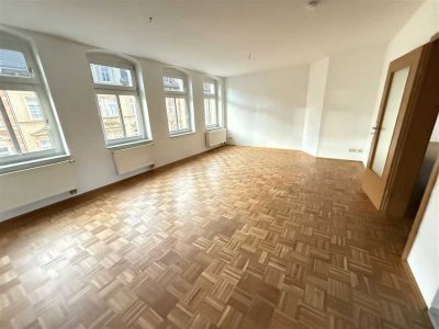 helle 3 Raum Wohnung mit Balkon!