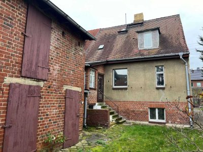 Sanierungsbedürftiges Einfamilienhaus mit Garage + Nebengelass + ca. 1.200 m² Grundstück