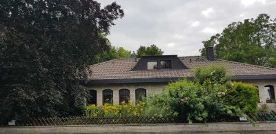 Grosser Winkelbungalow auf grosszügigem Grundstück für Wohnen und Gewerbe