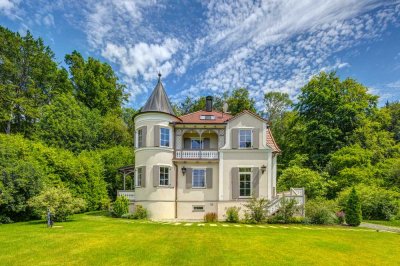 Historische Villa von 1904 mit Seeblick, großem Grundstück, Teich und viel Privatsphäre