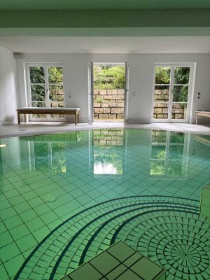 Klassische Stadtvilla  in der südl. Gartenstadt mit Indoor-Pool