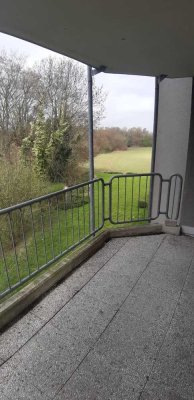 Großzügige Wohnung mit Balkon und Blick ins Grüne