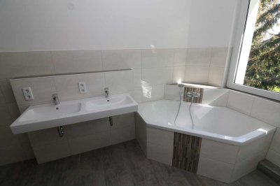 Familienträume XXL... Erstbezug in moderner 4-RW mit Wanne, Dusche & 2 Balkonen!!!