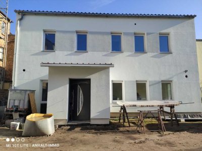 Wohnen wie im Einfamilienhaus mit Terrasse und Carport