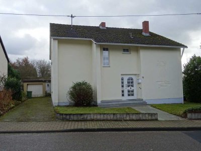 2 Familienhaus mit großem Baugrundstück in Toplage von Heimbach-Weiss