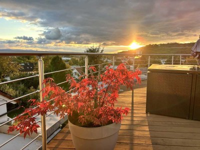 Lichtdurchflutete 4-Zimmer Wohnung mit riesiger Dachterrasse u. unverbaubarem 360 ° Dreiländer-Blick