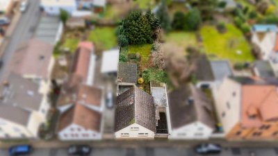 Einfamilienhaus mit Ausbaupotenzial und schönem  Garten, Garage und Balkon