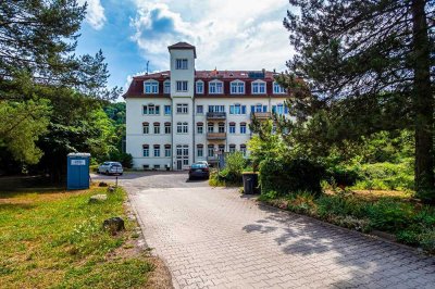 Idyllisch gelegene Singlewohnung mit großer Terrasse und Zugang zum Garten.