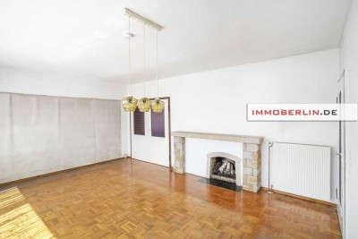 IMMOBERLIN.DE - Charaktervoller Bungalow mit Südwestterrasse, Garagen & großem Garten in familiärer