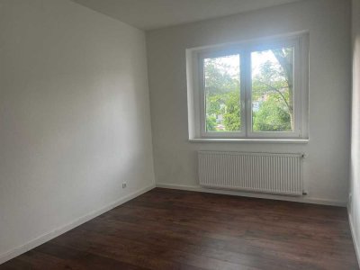 Helle 1,5-Zimmer-Wohnung mit Wohnküche, Flur, Schlafzimmer und Bad, Zentral