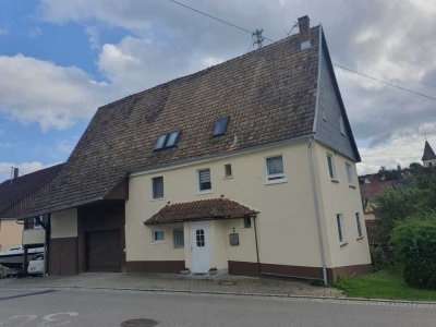 Großzügiges 9 Zimmer Mehrfamilienhaus mit 2 Garagen, großer Scheune und kleinen Garten