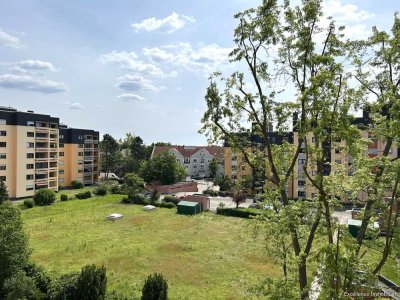 Modernisierte 2-Zi-Wohnung mit Loggia, Stellplatz und Lift