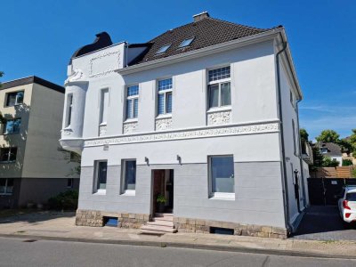 Gemütliche und moderne 2-Zimmer-Dachgeschosswohnung mit großen Räumen und Terrasse im Garten