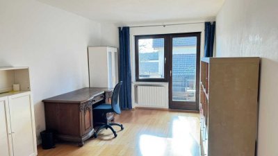 Möbliertes WG-Zimmer mit Balkon im 1OG eines Einfamilienhauses in Sauerlach