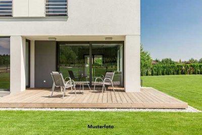 Freistehendes Einfamilienhaus, Garage, Carport