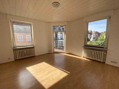 Große Wohnung mit Balkon und Terrasse zu vermieten! Auch WG geeignet, bezugsfrei ab sofort !