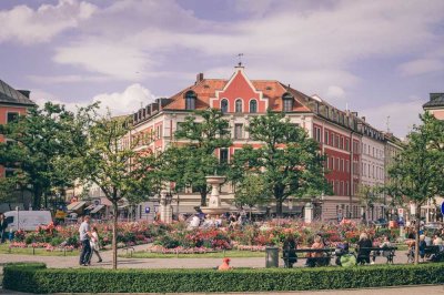 RARITÄR | Hochwertig sanierter Altbau im Gärtnerplatzviertel | Mieterfrei, Lift, Einbauküche, Balkon