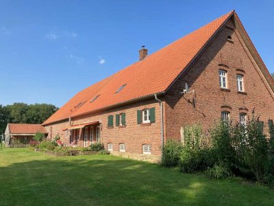 Bauernhaus, in ruhiger Alleinlage am Südrand eines Waldes.