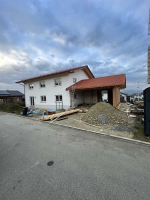 Neuwertige Wohnung mit vier Zimmern und Balkon in Roßbach