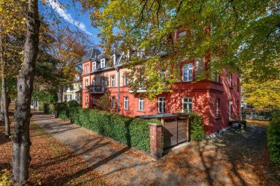 Logenplatz am Schlosskanal: 3- bis 4-Zimmer-Wohnung in traumhaftem Altbau-Juwel