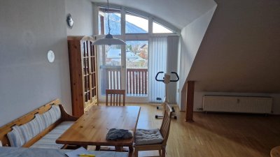 Ein Zuhause zum Wohlfühlen – Lichtdurchflutete 2 Zimmer Wohnung mit Balkon, Bergblick und Gemeinschaftsgarten + Parkplatz