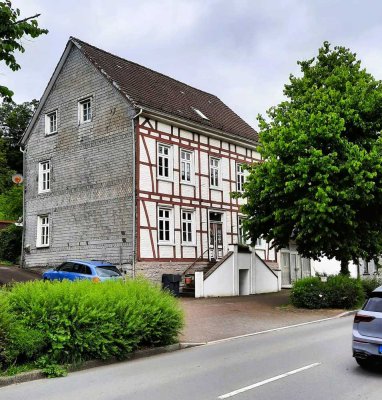 Mehrfamilienhaus mit Gewerbeanbau