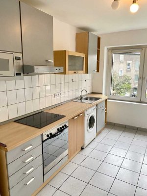 Frisch renovierte 2,5 Zimmerwohnung mit EBK.