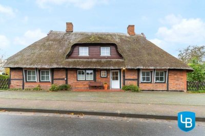 Charmantes Reetdachhaus mit zwei Wohnungen und großem Grundstück in Ostseenähe