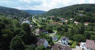 *** Genießen Sie die ruhige Lage am Waldrand mit Panoramablick ***  Ein Haus mit viel Potential !