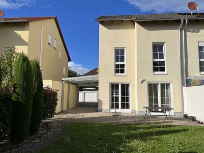 SEHR GROSSZÜGIGES EINFAMILIENHAUS (DHH) MIT TERRASSE, GARTEN, GARAGE, CARPORT UND 2 KFZ-STELLPLÄTZEN