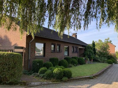 Gepflegtes Einfamilienhaus mit großem Garten und Garage