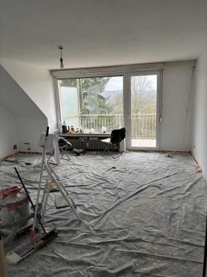 Erstbezug nach Sanierung mit Balkon: Schöne 3-Zimmer-DG-Wohnung in Essen Überruhr