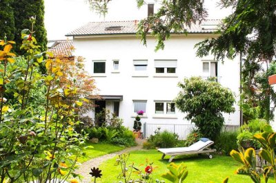 # Top gepflegtes Mehrfamilienhaus mit zwei Garagen und einem gemütlichen Garten #