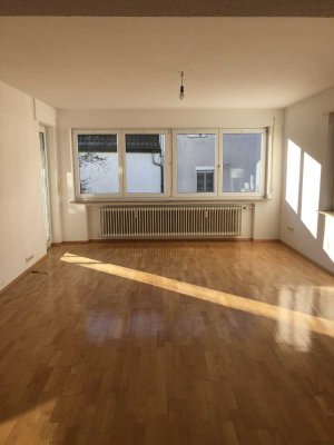 helle und renovierte Wohnung mit Balkon