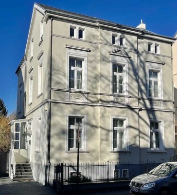 Hollenders Immobilien: 
Kernsaniertes Stadthaus in Bad Godesberger Spitzenlage mit 278m2 Wohnfläche