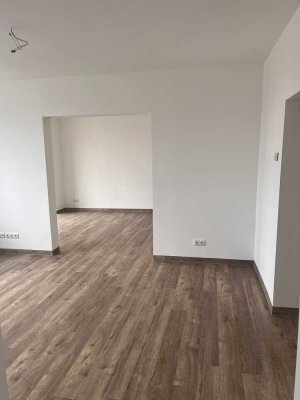 Seltenheit! 5 Zimmer Wohnung mit Balkon.