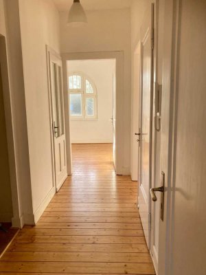 Helle 4-Zimmer-Mansarden-Altbau-Wohnung über 2 Etagen