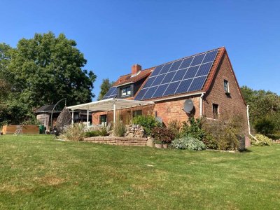 Freier Blick: Gemütlicher Backsteinbau mit Südterrasse - Solaranlage - Sauna....