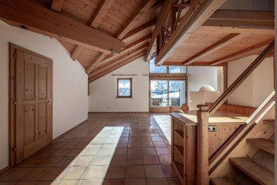 Grandiose Dachgeschosswohnung mit Blick auf die Streif