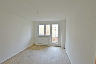 renovierte 3-Raum-Wohnung mit Balkon, BW und PKW-Stellplatz! Bezug ab 28.03.25 möglich!